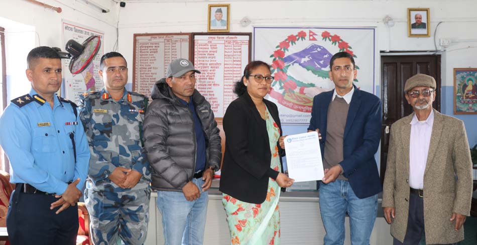 सार्वजनिक सेवा प्रवाह प्रभावकारी बनाउन र सुशासन कायम गर्न प्रमुख जिल्ला अधिकारीलाई पत्रकार महासङ्घ खोटाङको ध्यानाकार्षणपत्र