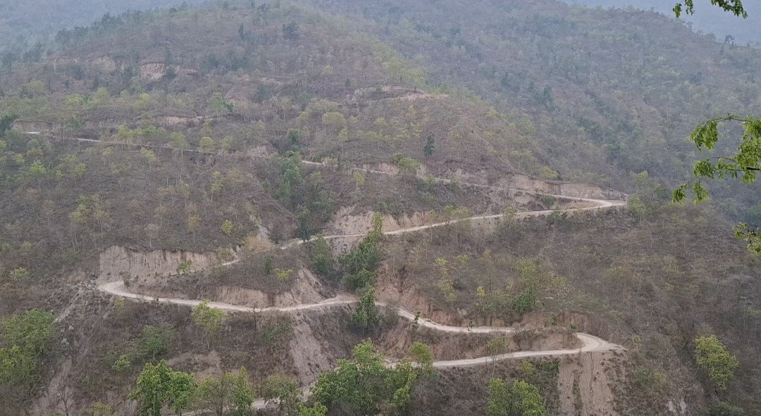 खोटाङको दक्षिणी भेग जोड्ने ‘लाइफलाइन’ रुपमा रहेको खानीडाँडा–याम्खा–पञ्चमीबजार –थामखर्क सडक कालोपत्रे बन्दै